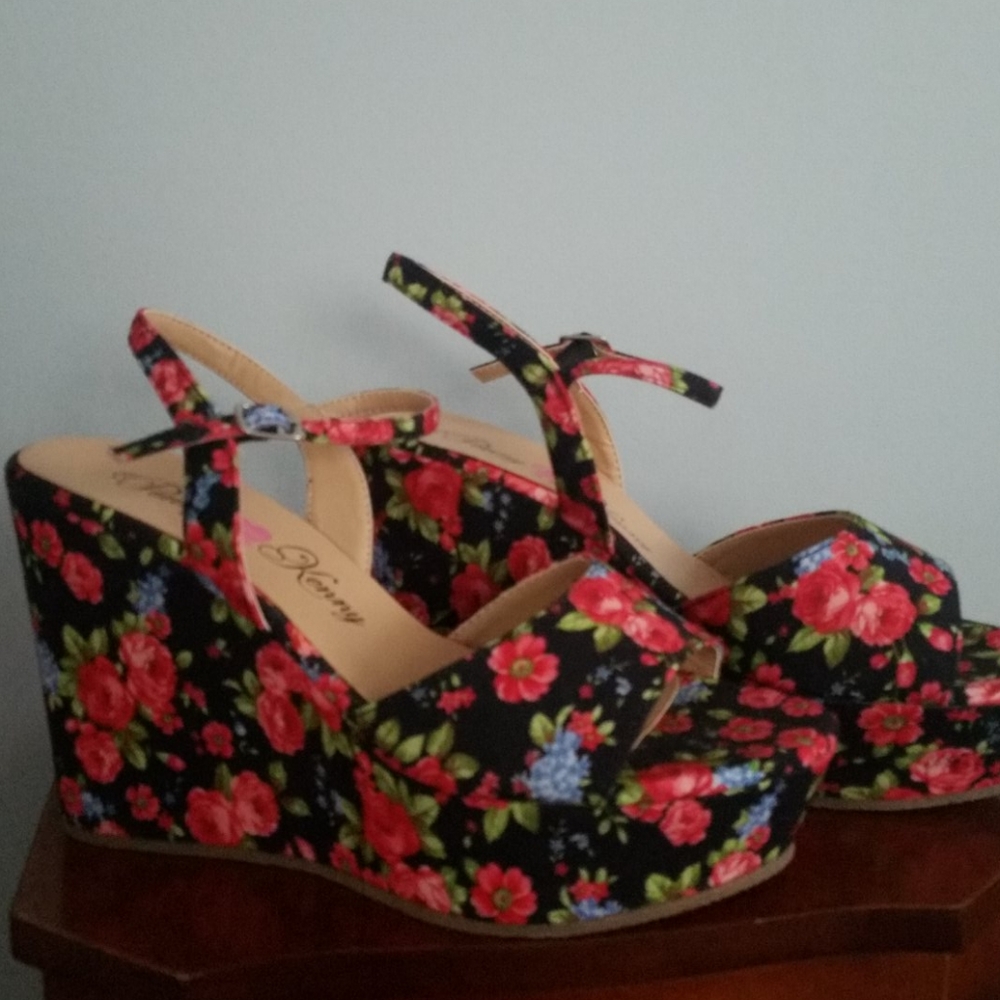 "Penny loves Kenny", Platform Sandals.